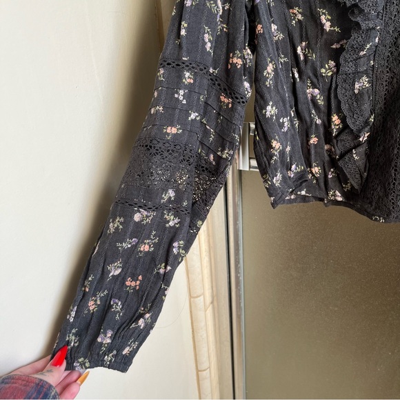 AMERICAN EAGLE FLORAL RUFFLE TOP - Picture 6 of 8